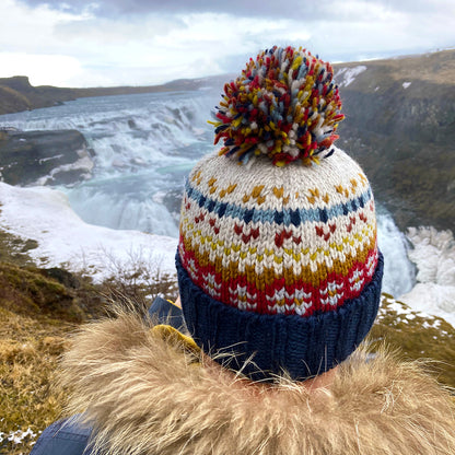 Bonnet à Pompon Fair Isle Mosaic bleu marine-rouge-crème KUSAN