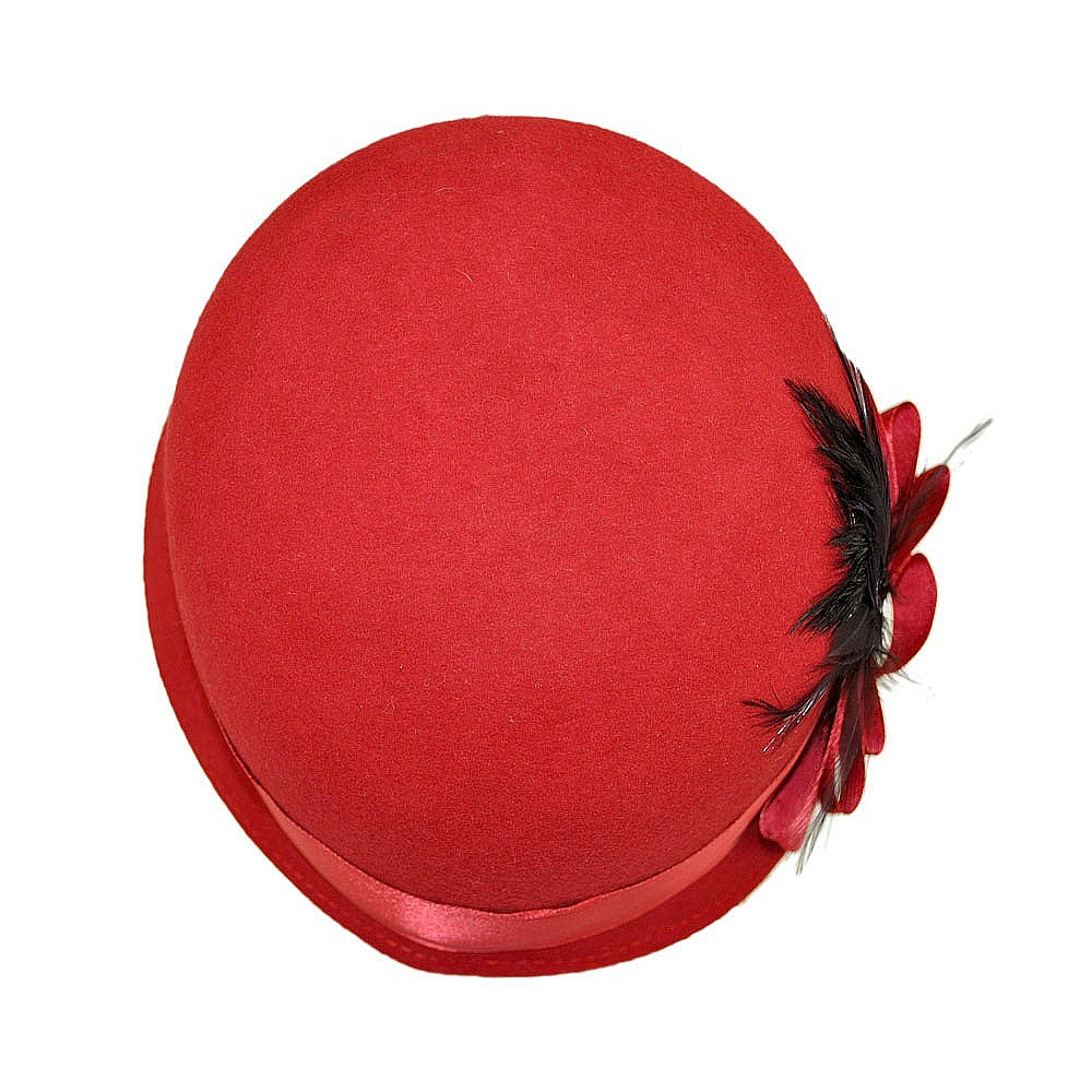 Chapeau Cloche Chloé rouge SUR LA TETE - VENTE EN GROS